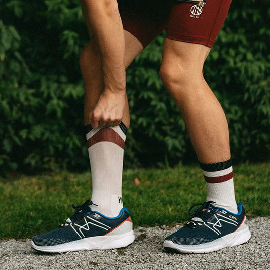 ÅSUNDEN MID CREW SOCKS | OFF-WHITE/BURGUNDY - YMR